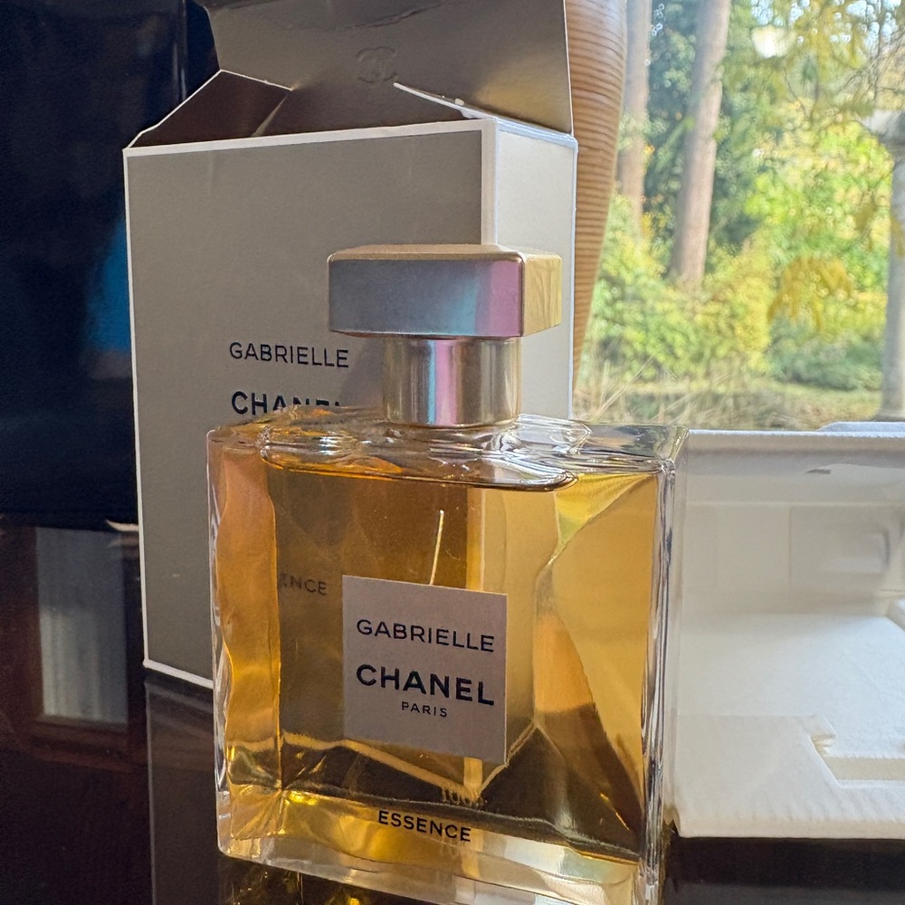 CHANEL Gabrielle Essence - Picture 2 of 10